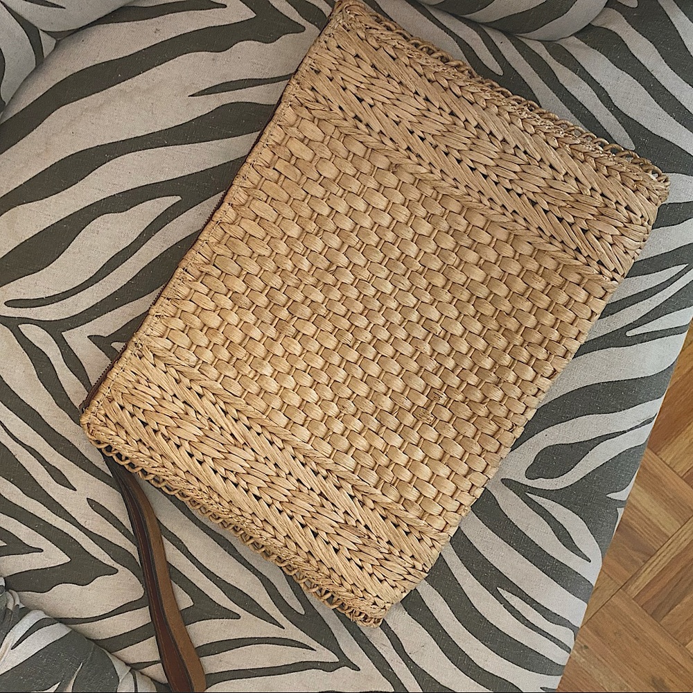 Vintage woven rattan clutch ☀️